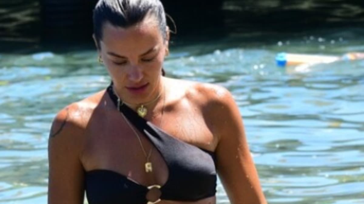 Mihre Mutlu Bodrum'da denize girdi