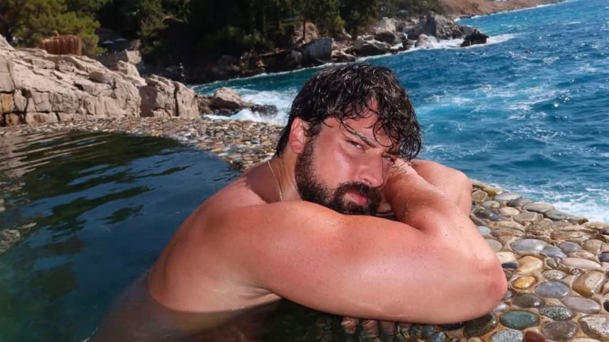 Alp Navruz, Fethiye'de yeni tarzıyla dikkat çekti