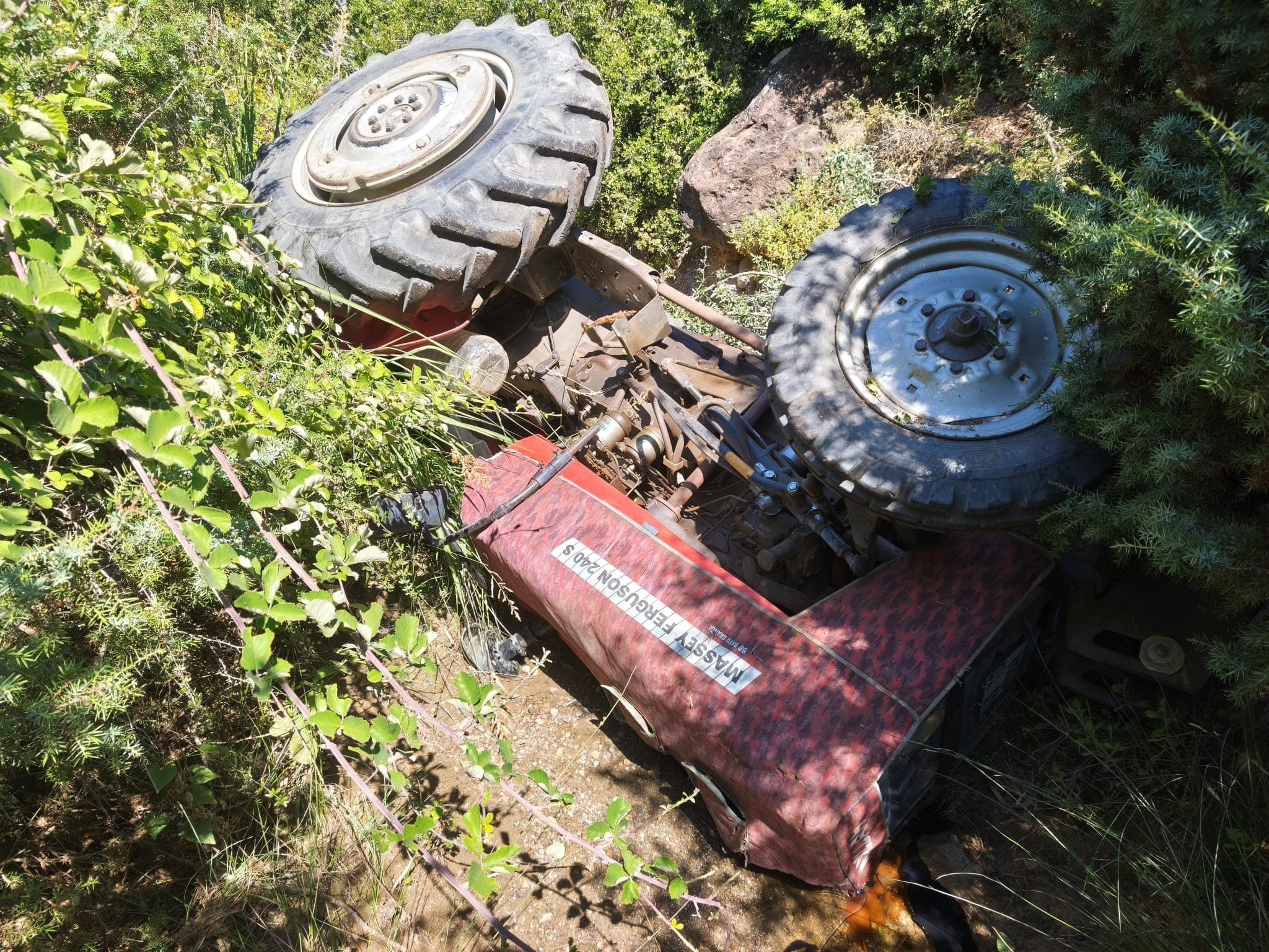 Manisa'da traktör devrildi, sürücü hayatını kaybetti