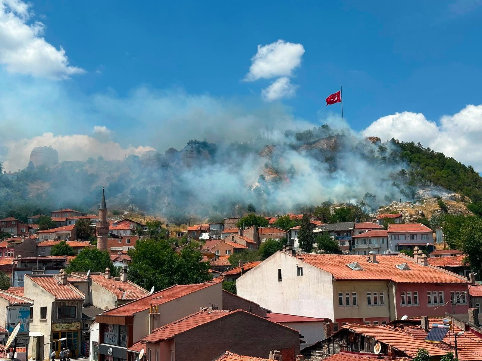 Kütahya Kalesi'nde yangın çıktı