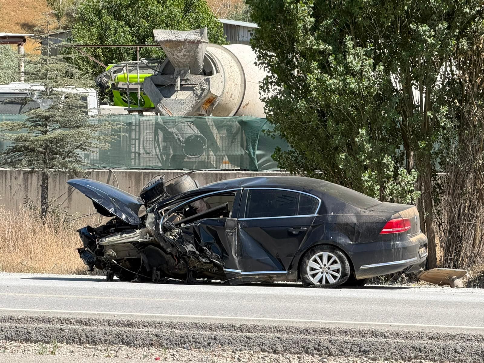 Ankara'da otomobil direğe çarptı, 3 kişi yaralandı