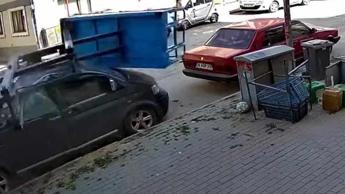 Asansör, minibüsün üzerine devrildi