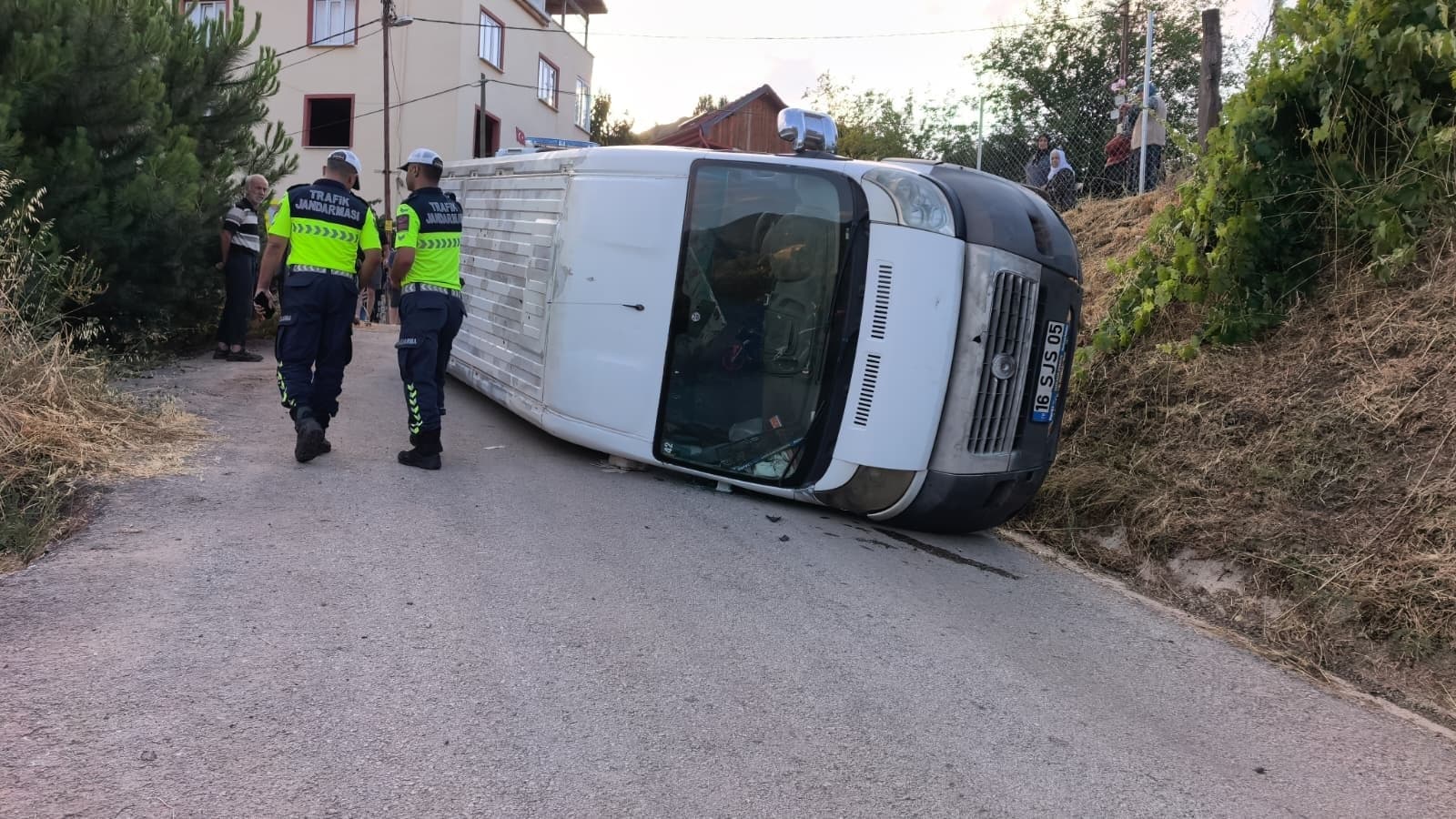 Bursa'da tarım işçilerini taşıyan minibüs devrildi, 7 işçi yaralandı