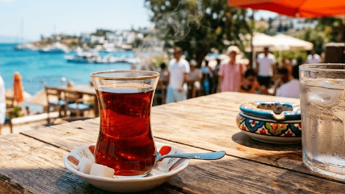 Sıcak havalarda çay içmenin vücuda serinletici etkisi var