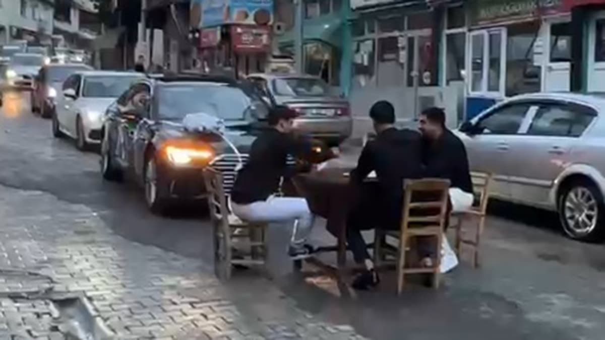 Gelin arabasının önünde gençler iskambil oynadı