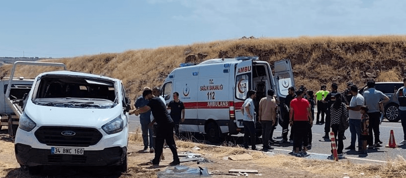 Öğrenci servisi otomobille çarpıştı, 19 yaralı
