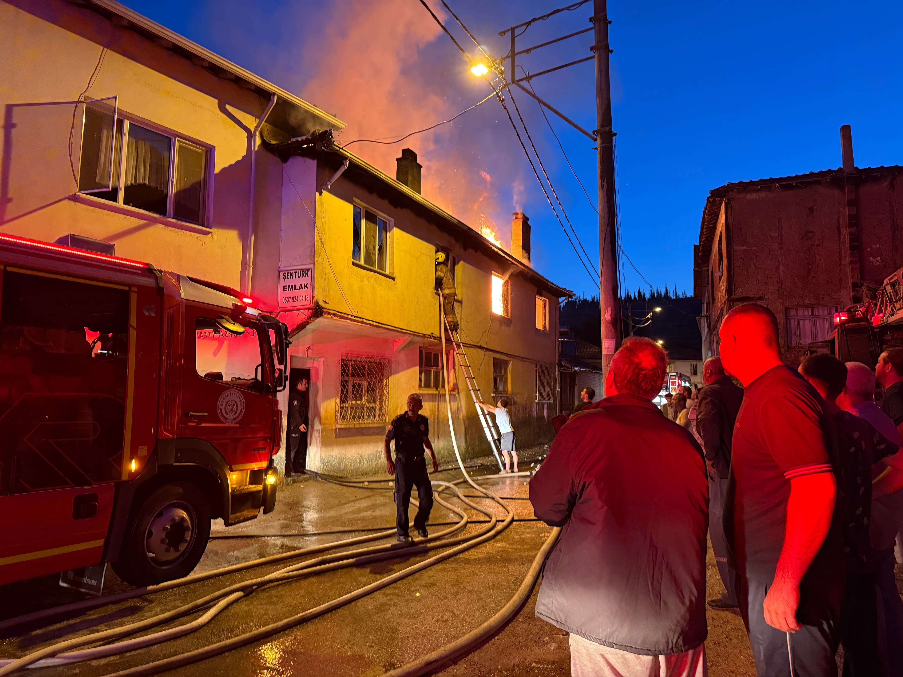 Bursa'da gece çıkan yangında bir kişi hayatını kaybetti