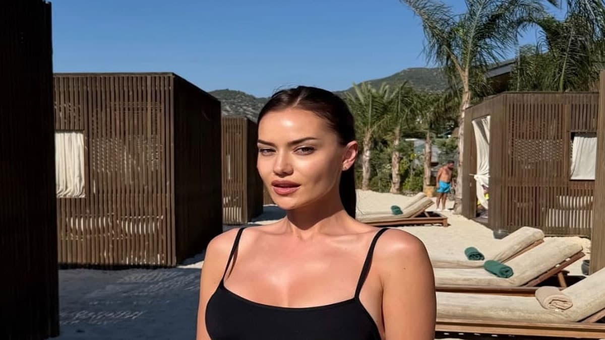 Fahriye Evcen'in plajda paylaştığı fotoğraflar dikkat çekti