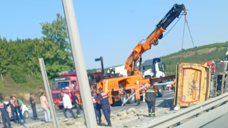İstanbul Havalimanı yolunda kaza: Kamyon devrildi, otomobil takla attı