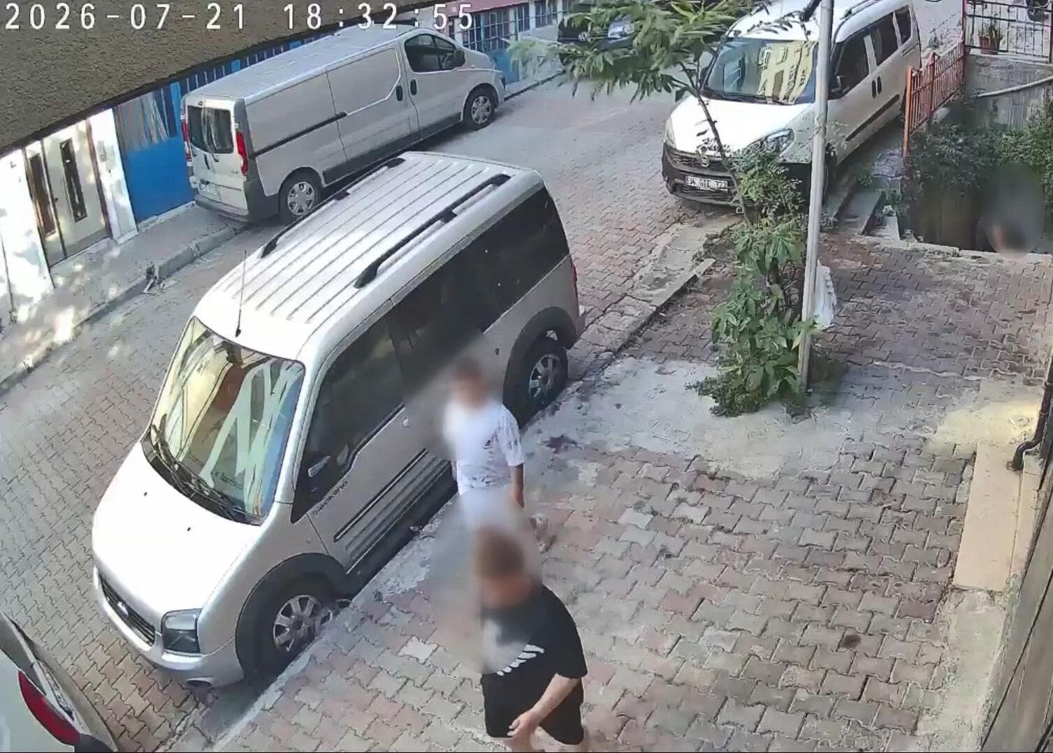 Kağıthane'de çocukların lastik yakması yangına neden oldu