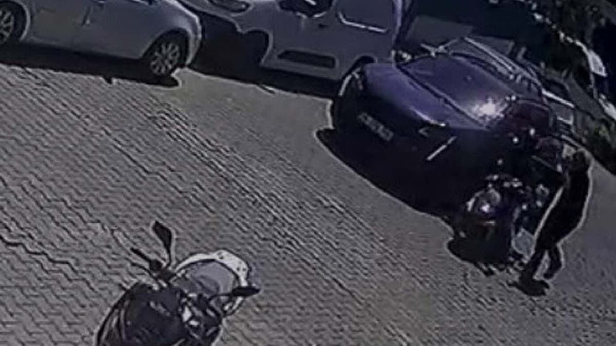 İzmir'de trafikte kavga güvenlik kamerasına yansıdı