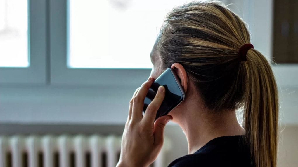 Psikologlar telefonla konuşurken yapılan davranışı açıkladı
