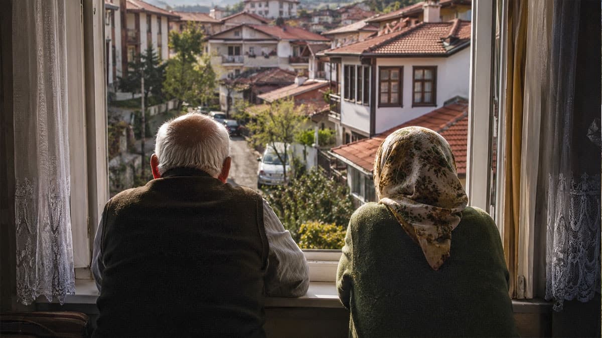 Psikologlar yaşlıların pencereden dışarı bakma alışkanlığını açıkladı