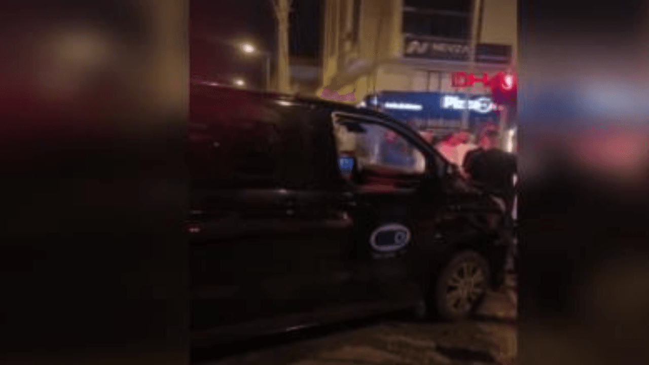 Antalya'da kavşakta ticari araç ile minibüs çarpıştı