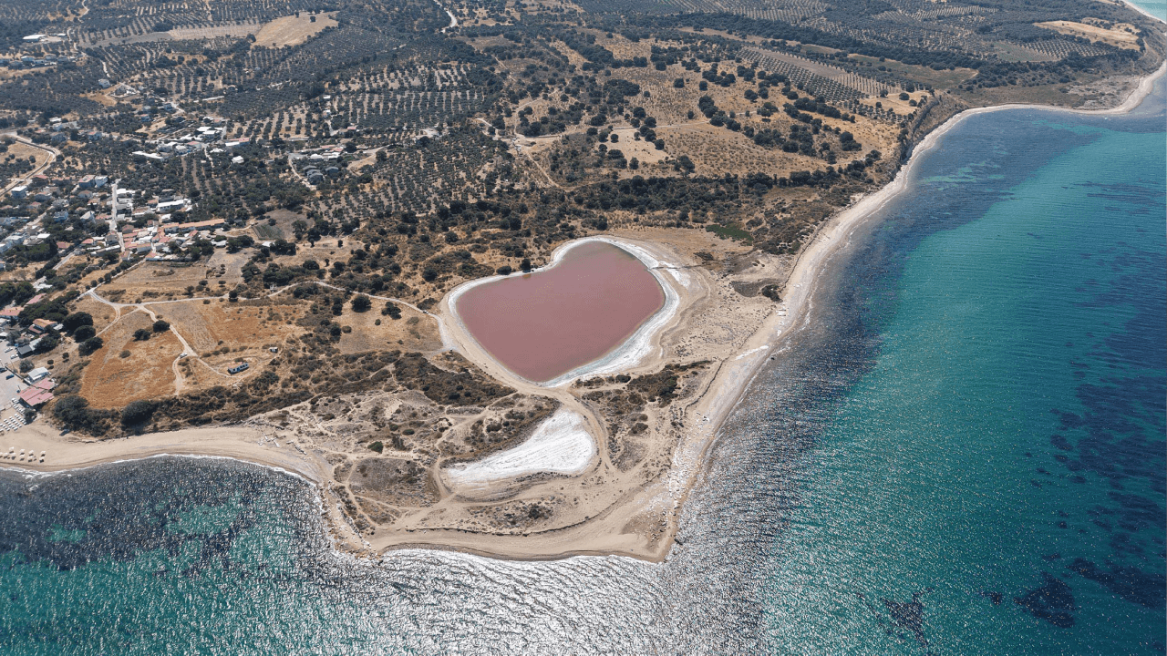 Çanakkale'deki Kalpli Göl bu sabah pembe renge büründü.