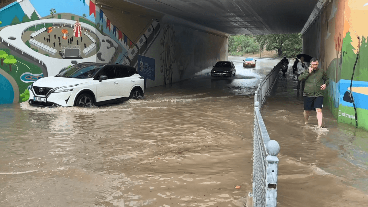 İzmit'te sağanak yağış nedeniyle alt geçit suyla doldu