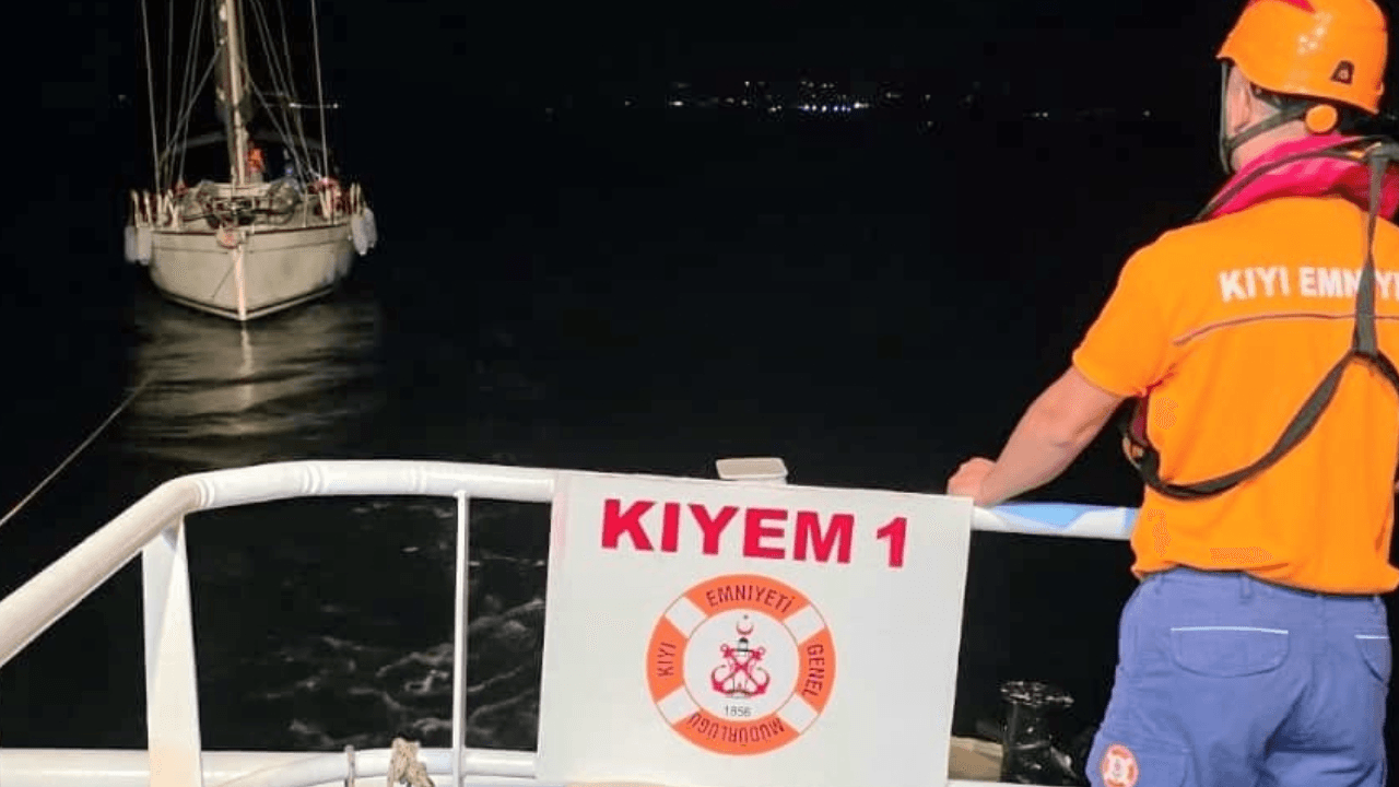 Bozcaada açıklarında arızalanan tekne kurtarıldı