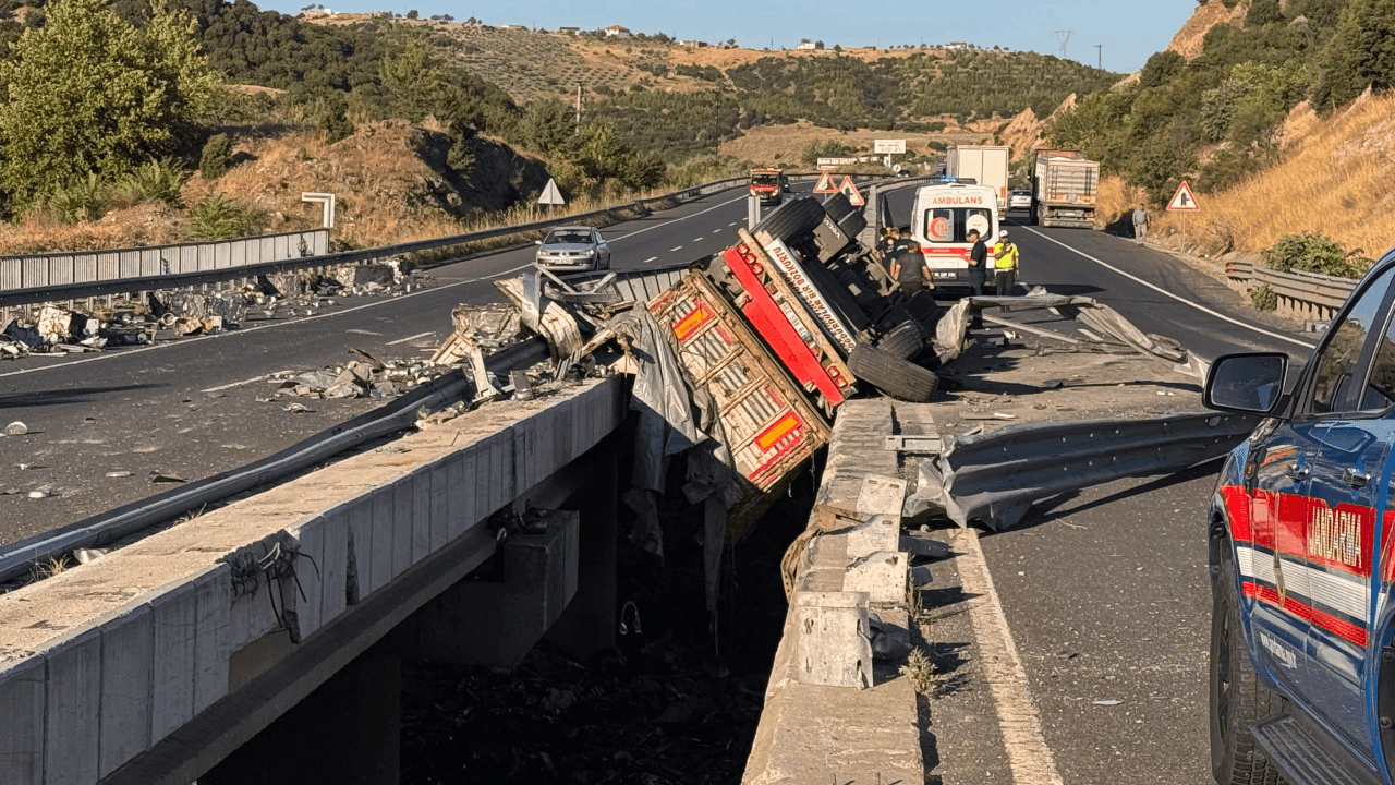 Uşak'ta TIR nehre düştü, sürücü hayatını kaybetti