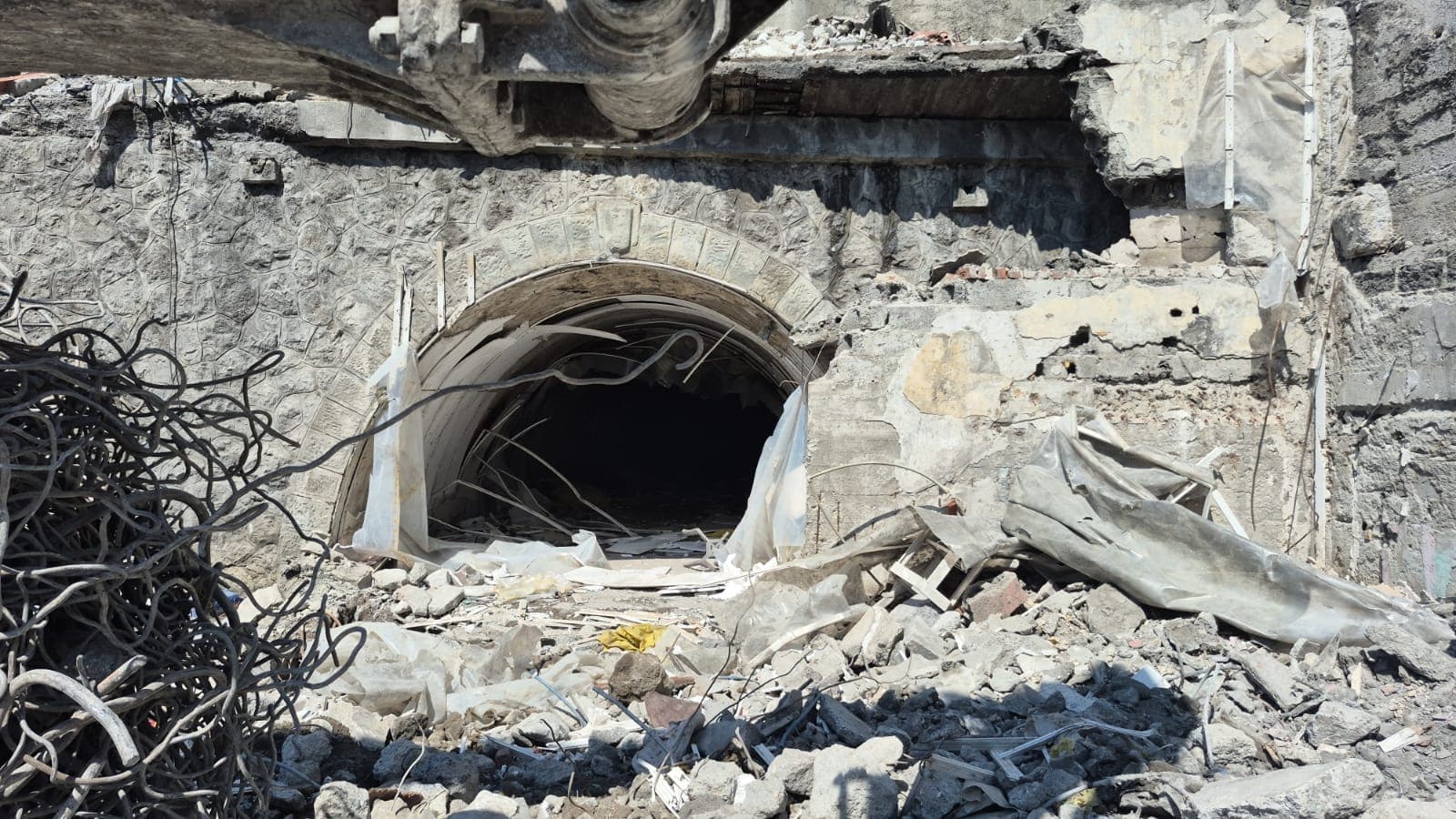 Zonguldak'ta yıkılan iş hanının altında sığınak bulundu