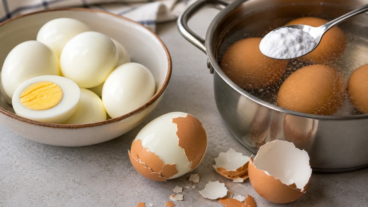 Yumurtanın kabuğunu kolayca soymak için haşlama suyuna karbonat ekleyin