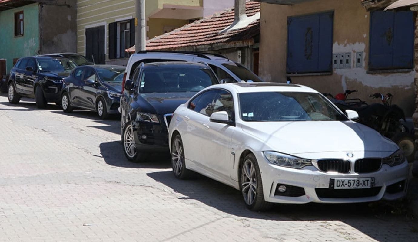 Çankırı'daki köyde herkes Fransızca konuşuyor, araçlar Fransa plakalı