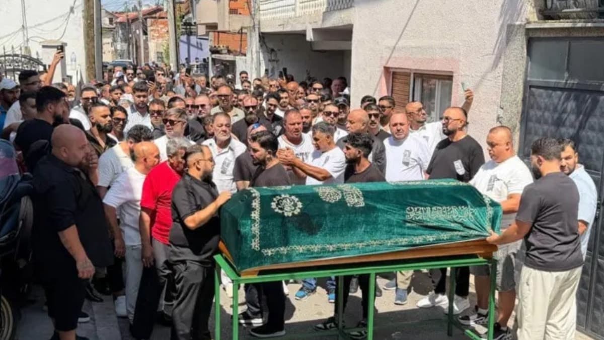 Cansever'in cenazesine Türkiye'den üç kişi katıldı