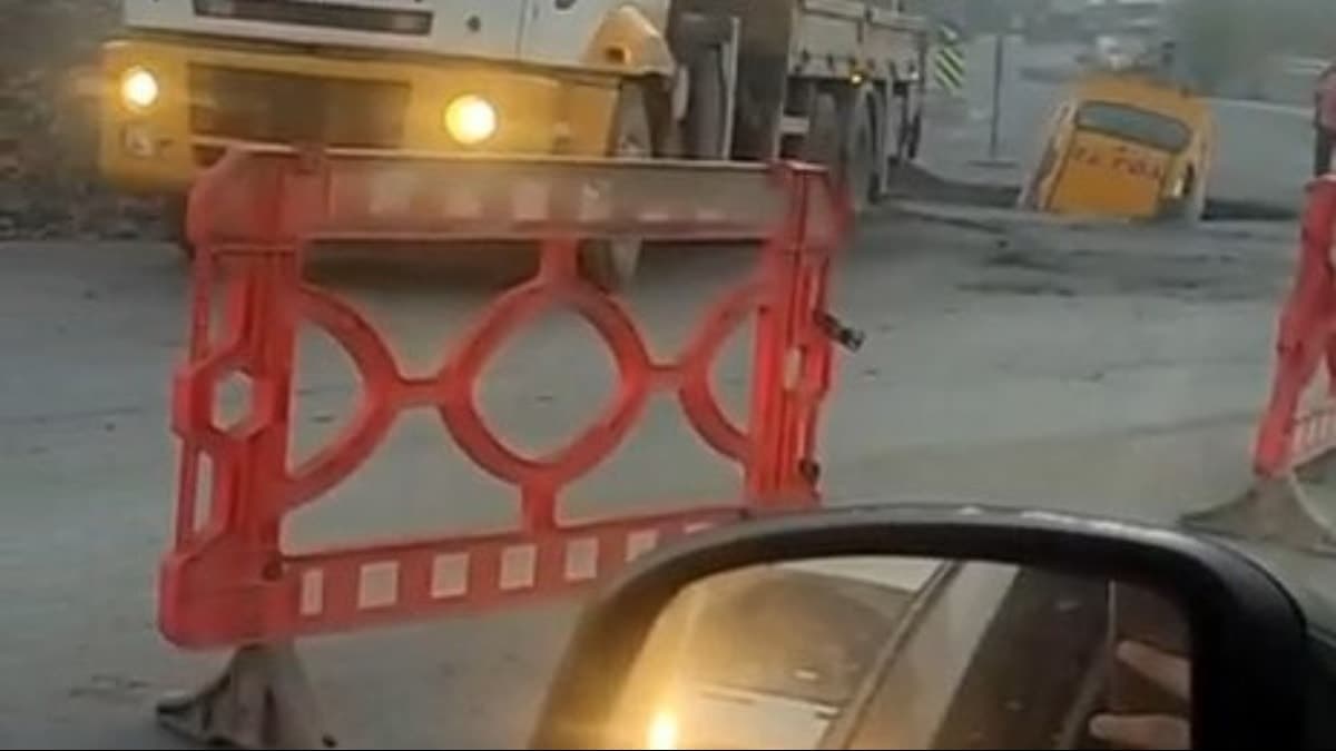 Arnavutköy'de taksi çukura düştü, sürücü yaralandı