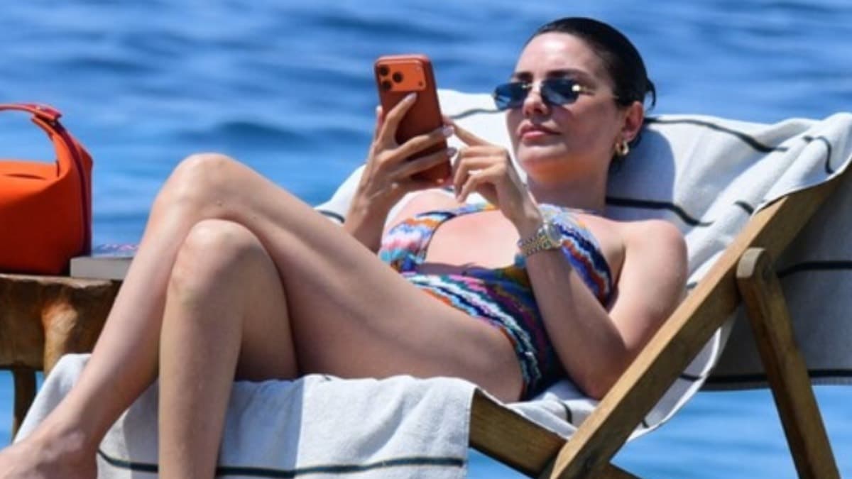 Hazal Filiz Küçükköse Bodrum'da deniz keyfi yapıyor