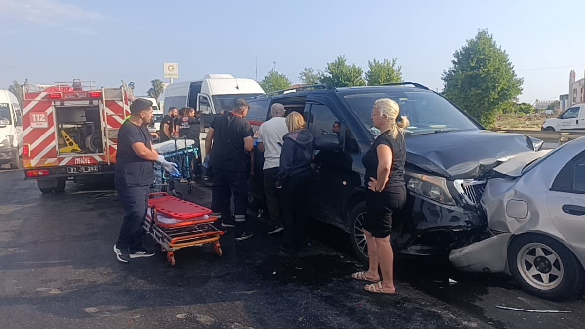 Manavgat'ta trafik kazasında 17 kişi yaralandı