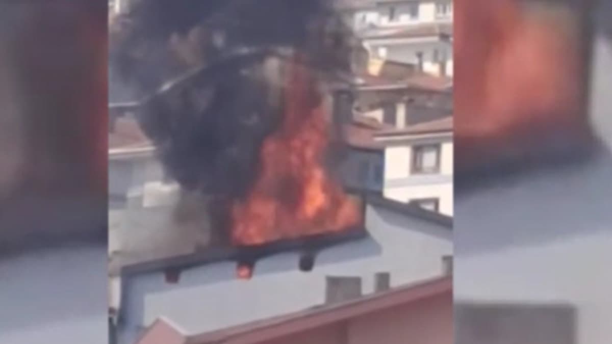 Mamak'ta apartman çatısında yangın çıktı, bir kişi kurtarıldı