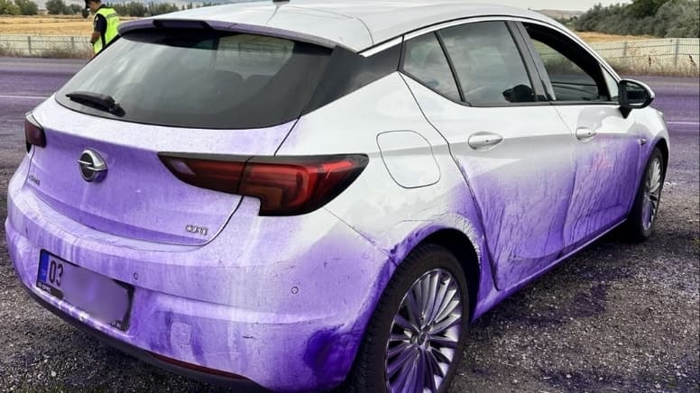 Tırdan dökülen boya araçları mor renge boyadı, sürücüler oto yıkamacılara gitti
