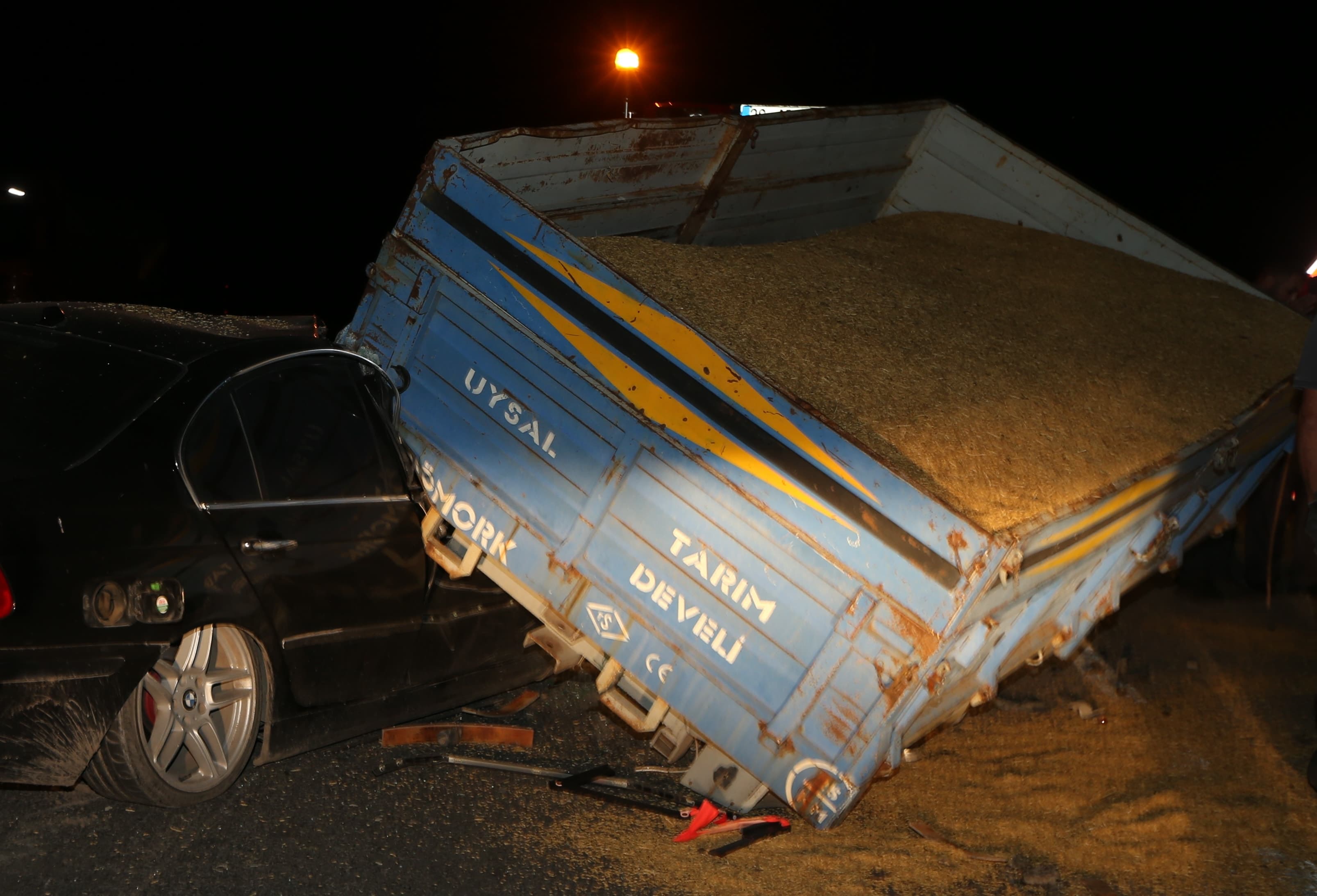 Kars'ta otomobil traktör römorkuna çarptı, 3 kişi ağır yaralandı
