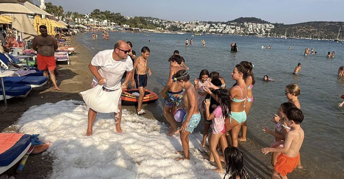 Bodrum'da sahile kum yerine farklı bir malzeme döküldü