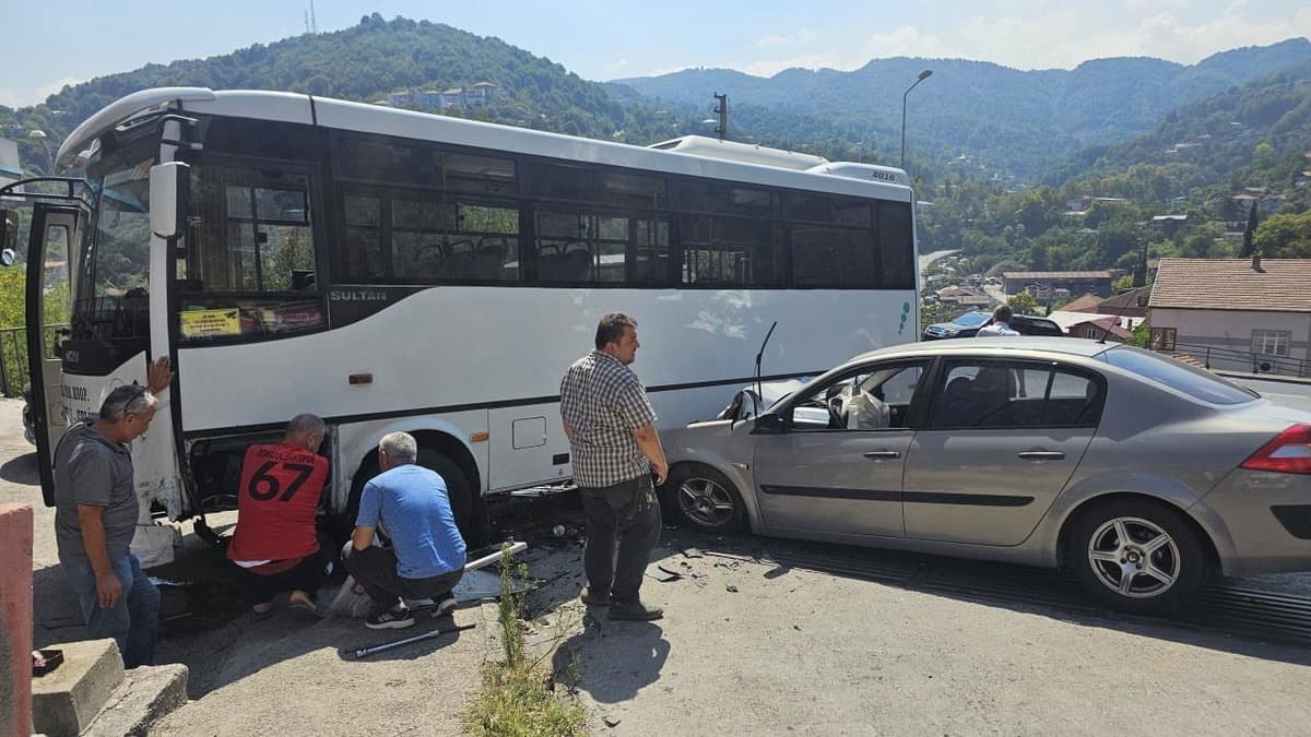 Zonguldak'ta otobüs ile otomobil çarpıştı, 7 kişi yaralandı