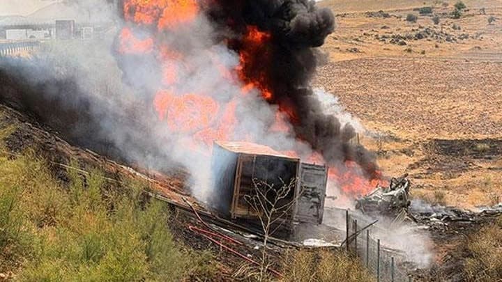 Yağ yüklü TIR devrildi, sürücüsü hayatını kaybetti