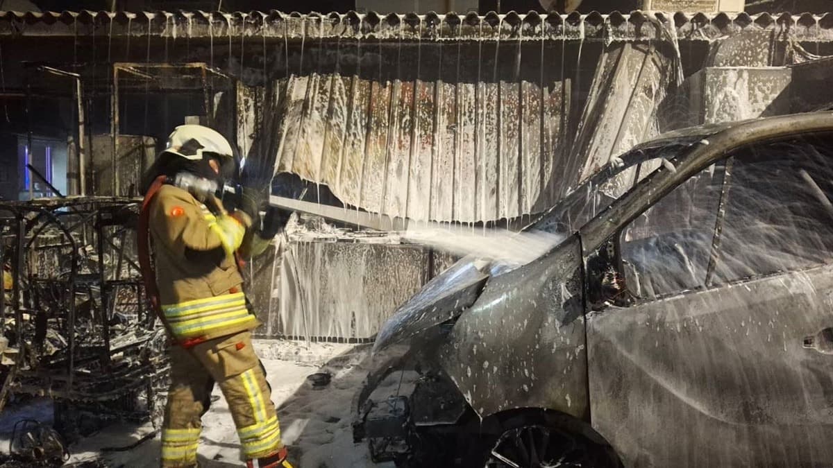 Sanayi sitesinde çıkan yangın iki aracı kullanılamaz hale getirdi