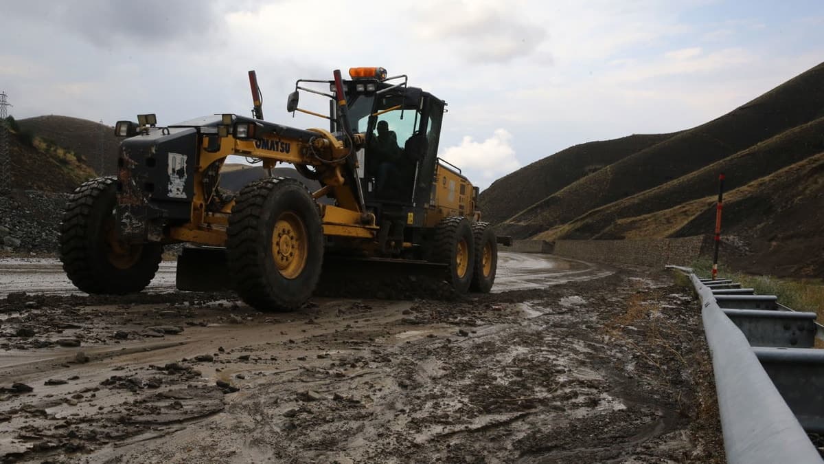 Erzurum-Bingöl yolunda heyelan nedeniyle trafik durdu