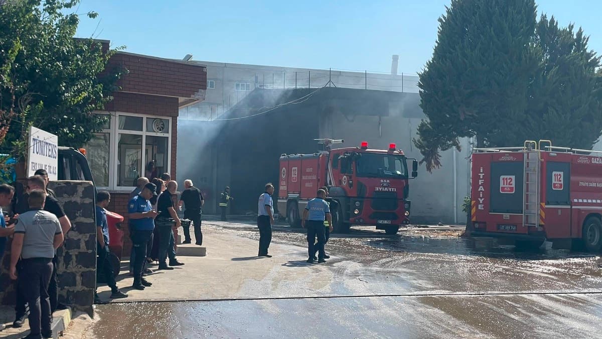 Gaziantep'teki tekstil fabrikasında sabah yangını çıktı