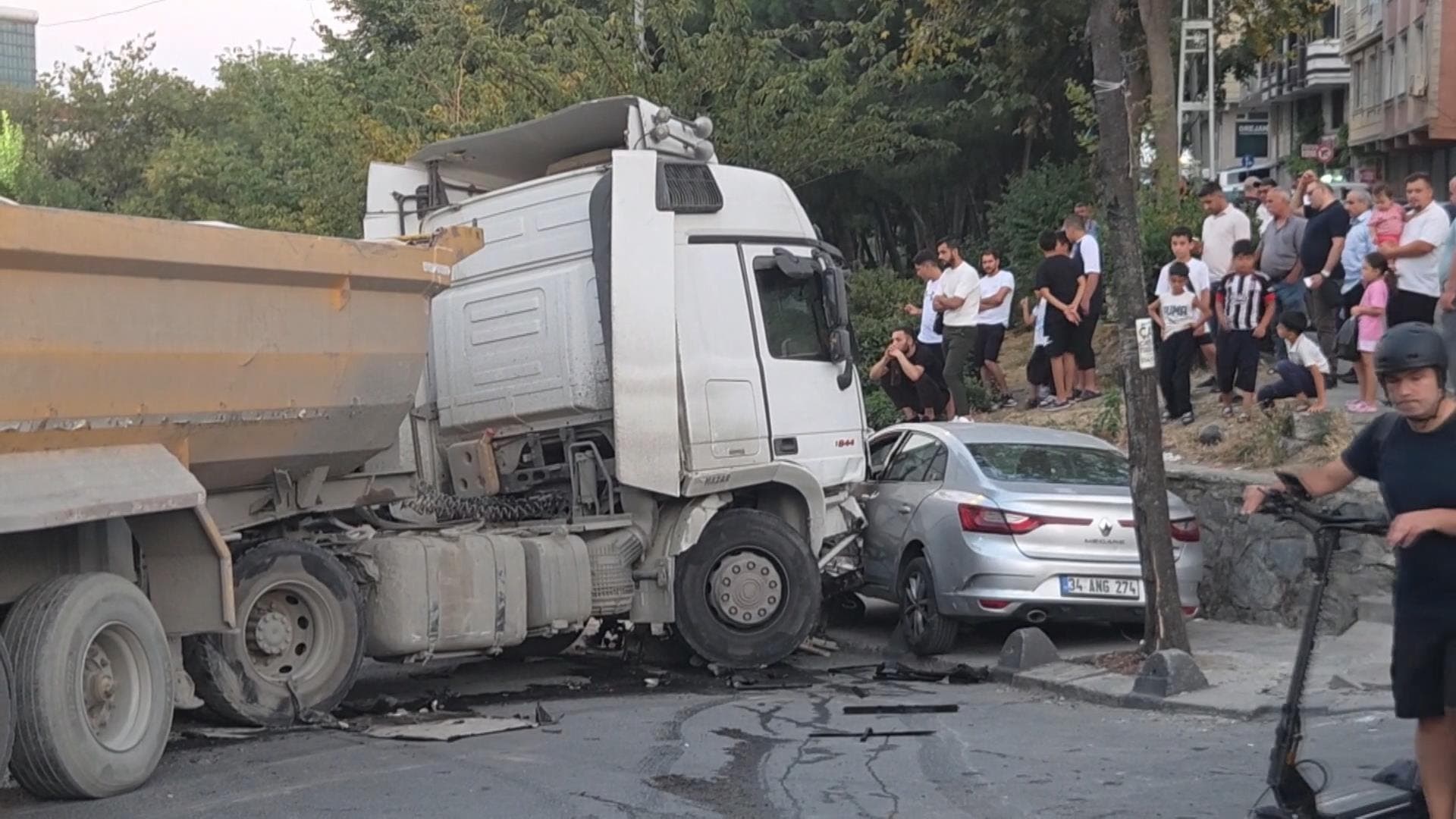 Freni boşalan kamyon 7 araca çarptı