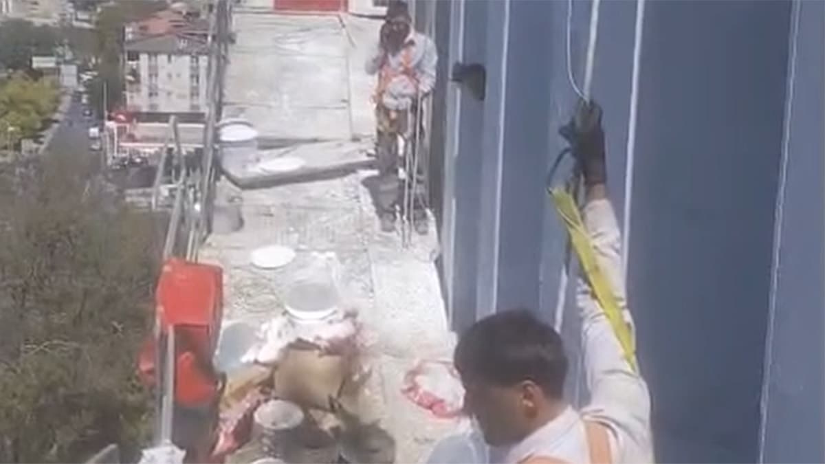 İstanbul'da inşaat iskelesi çöktü, 4 işçi mahsur kaldı