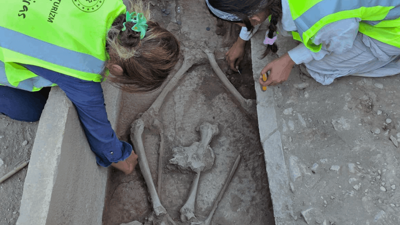 Aspendos'ta 2400 yıllık mezardan antik güreşçi bulundu