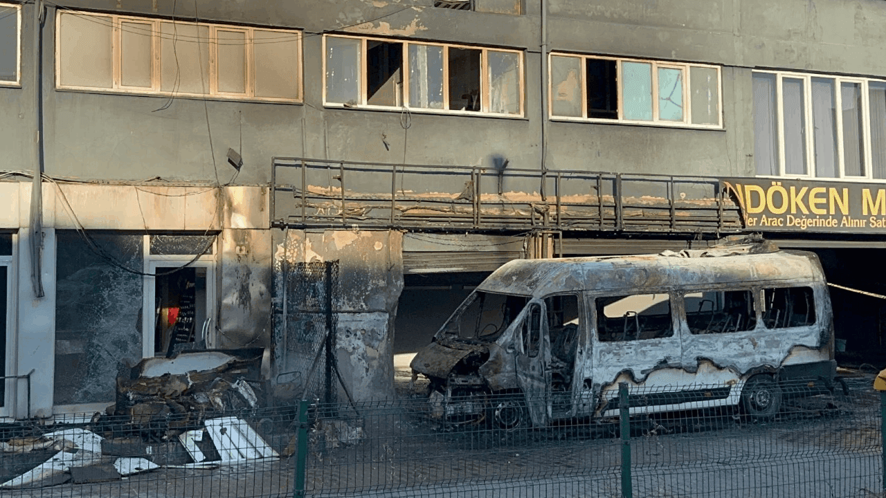 Başakşehir'de işçileri bırakan servis minibüsü alev aldı