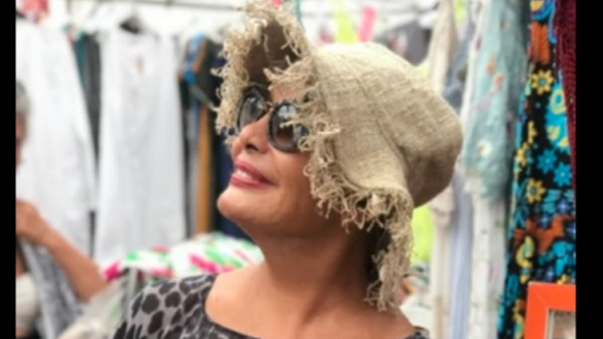 Emel Sayın pazar alışverişine çıktı, güzelliği dikkat çekti