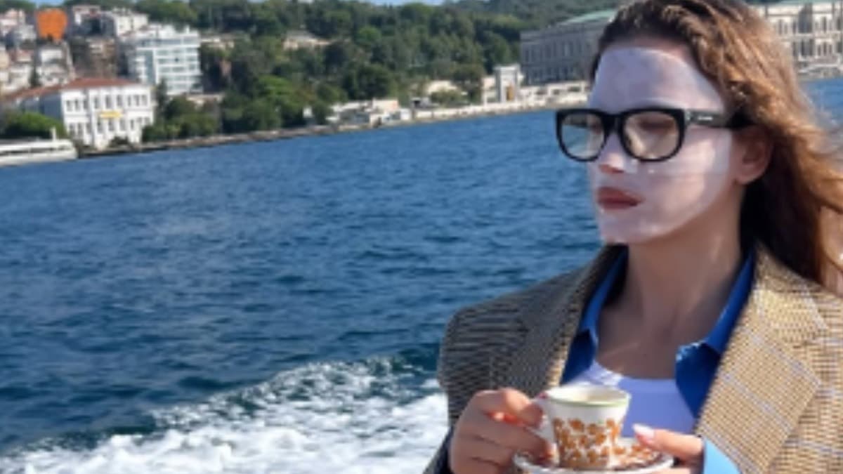 Serenay Sarıkaya yeni kampanya için kamera karşısına geçti