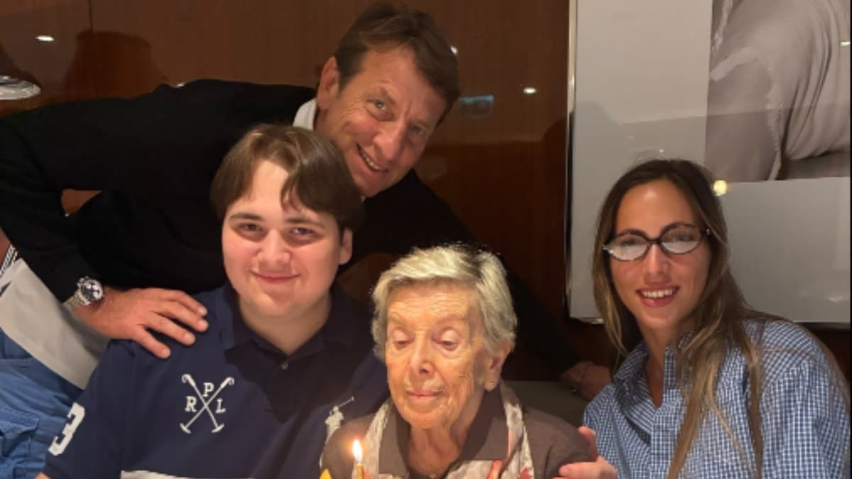 Kaya Çilingiroğlu annesiyle 90. yaş gününü kutladı