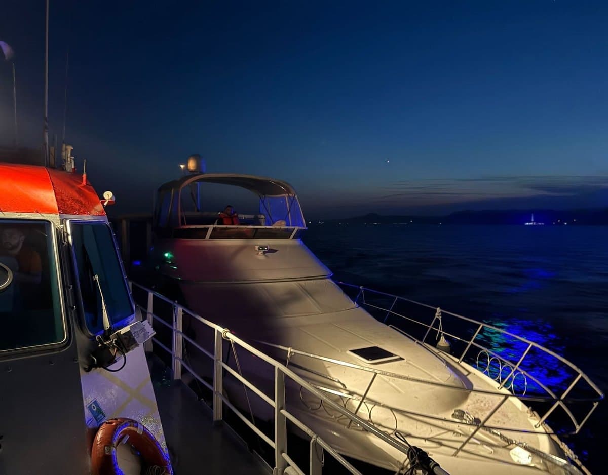 Çanakkale Boğazı'nda sürüklenen tekne güvenli bölgeye alındı