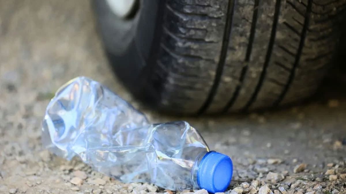 Tekerleğe sıkışan pet şişe sürücüler için sorun yaratabilir