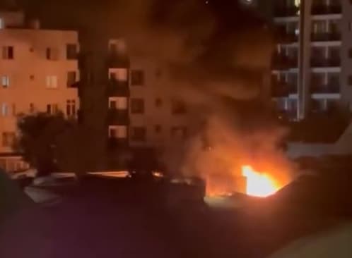 İstanbul'da park halindeki tırın sürücü kabininde yangın çıktı