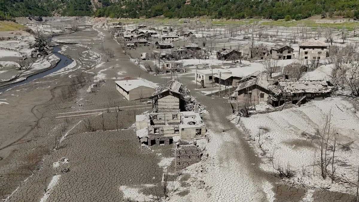 Kasımlar Barajı'ndaki sular çekilince Darıbükü köyü gün yüzüne çıktı