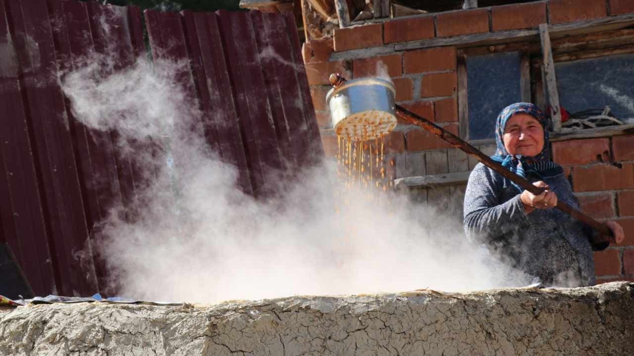 Burdur'da su kullanılmadan yetişen meyve 8 saat kaynatılıyor